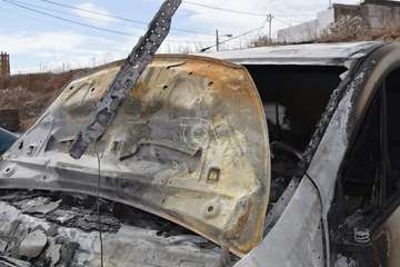 Imágenes de algunos de los vehículos afectados por los incendios en el parquin de Arnao y solar de Punto Fielato/TA.